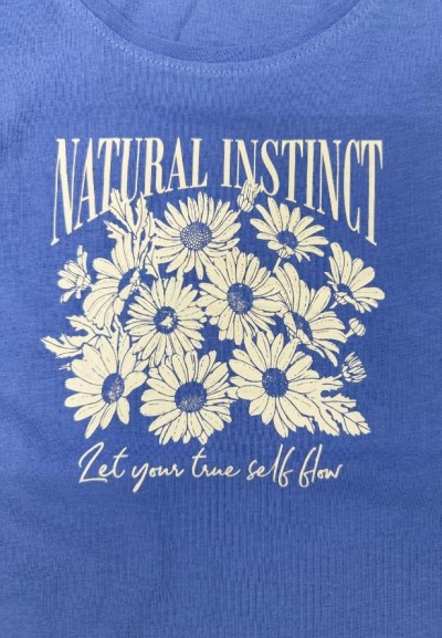 T-shirt floreale e freschezza sulla pelle: stile naturale per lei  - V